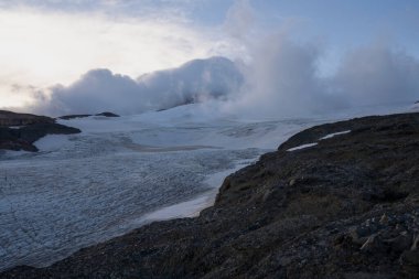 Alp manzarası. Andes kordillerası, Patagonya 'da Tronador tepesi ve Castao Overo buzulları gün doğumunda buzul sahası görünüyor.. 