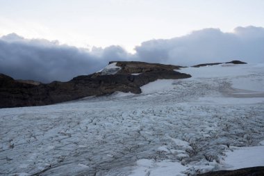 Andes Cordillera, Patagonya 'da günbatımında Tronador tepesi ve Castano Overo buzulu manzarası..