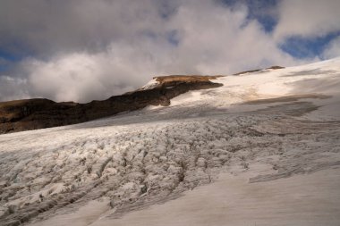 Alp manzarası. Andes Cordillera, Patagonya Arjantin 'deki Tronador tepesi ve Castano Overo buzulu manzarası.