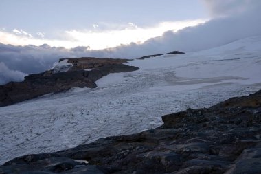 Andes Cordillera, Patagonya 'da günbatımında Tronador tepesi ve Castano Overo buzulu manzarası..