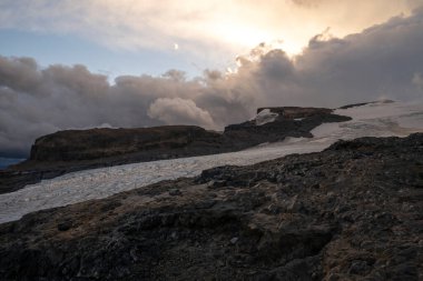 Andes Cordillera, Patagonya 'da günbatımında Tronador tepesi ve Castano Overo buzulu manzarası..