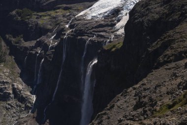 Alp manzarası. Buzul Castao Overo 'nun eriyen buzun görüntüsü Tronador tepesindeki kayalık ortamda şelaleler yaratıyor..