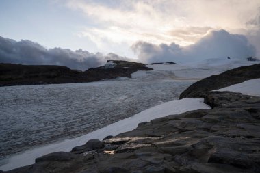 Andes Cordillera, Patagonya 'da Tronador tepesi ve Castao Overo buzulları gün batımında buzul sahası manzarası.
