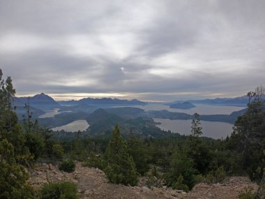 Nahuel Huapi Gölü 'nün havadan görünüşü, sis, orman yaprakları ve dağlar sabahın erken saatlerinde.. 