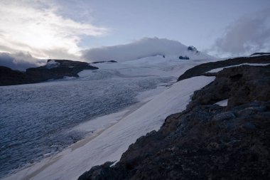 Andes Cordillera, Patagonya 'da günbatımında Tronador tepesi ve Castano Overo buzulu manzarası..
