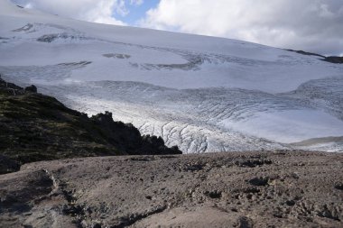 And Dağları 'nın yüksek kordillerası. Tronador tepesindeki Buzul Alerce manzarası. Buz tarlası ve kayalık dağ manzarası.