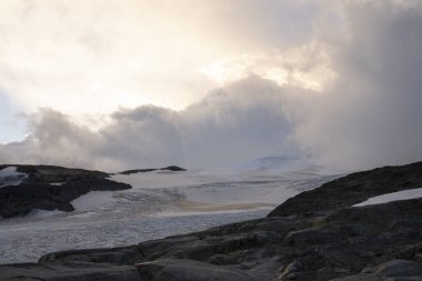 Alp manzarası. Andes Cordillera, Patagonya 'da günbatımında Tronador tepesi ve Castano Overo buzulu manzarası..