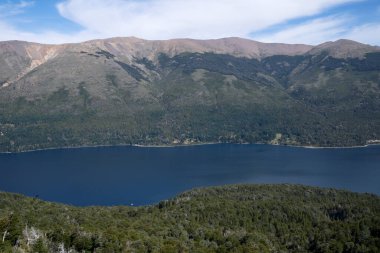 Orman manzarası, mavi su gölü Gutierrez ve Katedral tepesi Bariloche, Patagonya, Arjantin.