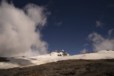 Alp manzarası. Pampa Linda, Patagonya 'daki Tronador Tepesi' nin zirvesi ve buzullu Castao Overo buz sahasının güzel mavi gökyüzünün altında.
