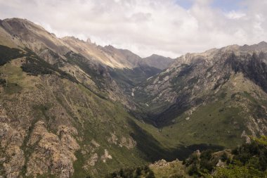 Alp manzarası. Yeşil vadi, orman ve dağlar Bariloche, Patagonya 'daki Bella Vista Tepesi' nin zirvesini oluşturur.. 