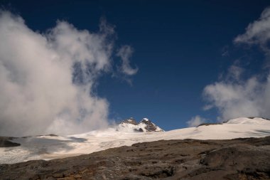 Alp manzarası. Tronador tepesinin manzarası kayalık tepe ve buzullu Castao üzerinde mavi gökyüzünün altında, And Dağları kordillerasında