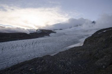 Alp manzarası. Andes kordillerası, Patagonya 'da Tronador tepesi ve Castano Overo buzulları gün doğumunda buzul sahası manzarası.