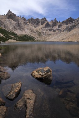 Alpler. Toncek Gölü 'nün Bariloche, Patagonya Arjantin' deki Katedral Tepesi manzarası. Arkadaki kayalık dağlar.