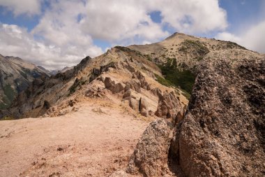 Bariloche, Patagonya 'daki Bella Vista tepesinin kayalık tepesi..
