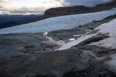 Alp manzarası. Andes kordillerası, Patagonya 'da Tronador tepesi ve Castano Overo buzulları gün doğumunda buzul sahası manzarası.