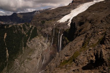 Alp manzarası. Andes kordillerası, Patagonya 'da Tronador tepesi ve Castano Overo buzulları gün doğumunda buzul sahası manzarası.