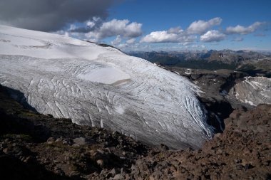Alp manzarası. Andes kordillerası, Patagonya 'da Tronador tepesi ve Castano Overo buzulları gün doğumunda buzul sahası manzarası.