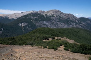 Alp manzarası. Andes kordillerası, Patagonya 'da Tronador tepesi ve Castano Overo buzulları gün doğumunda buzul sahası manzarası.