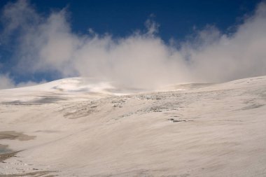 Alp manzarası. Tronador tepesi kayalık tepe ve buzullu tepe Castao Overo kar ve bulutlu bir gökyüzünün altındaki buz sahası.