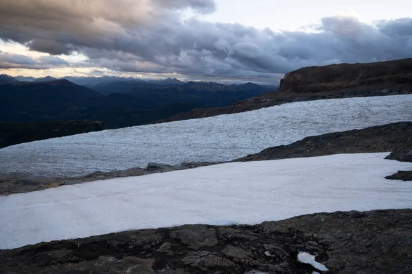 Alp manzarası. Andes kordillerası, Patagonya 'da Tronador tepesi ve Castano Overo buzulları gün doğumunda buzul sahası manzarası.