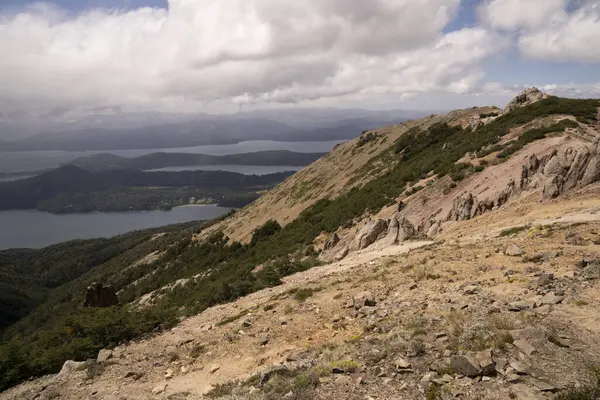 Bariloche, Patagonya 'daki Bella Vista tepesinden vadi, orman ve Nahuel Huapi Gölü manzarası..