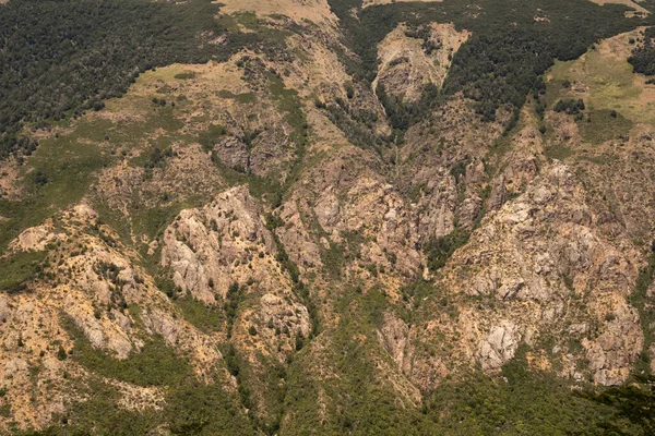 Bariloche, Patagonya, Arjantin 'deki dik dağ uçurumunun yakın görüntüsü. Güzel kaya ve orman dokusu ve deseni.