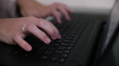 Serbest çalışıyorum. Çalışıyorum. İş kadınıyım. Genç beyaz bir kadının ellerinin dizüstü bilgisayarın klavyesinde hızlı yazışlarını yakından çek..