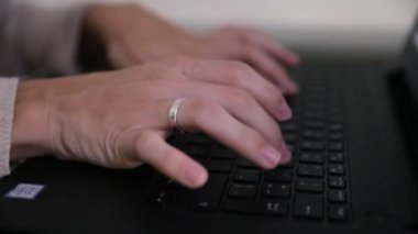 Serbest çalışıyorum. Çalışıyorum. İş kadınıyım. Genç beyaz bir kadının ellerinin dizüstü bilgisayarın klavyesinde hızlı yazışlarını yakından çek..