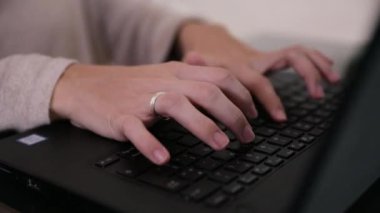 Serbest çalışıyorum. Çalışıyorum. İş kadınıyım. Genç beyaz bir kadının ellerinin dizüstü bilgisayarın klavyesinde hızlı yazışlarını yakından çek..