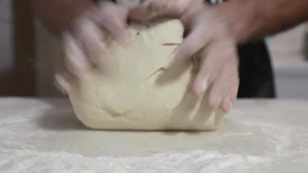 Homme Pétrissant Pâte Dans Cuisine — Video