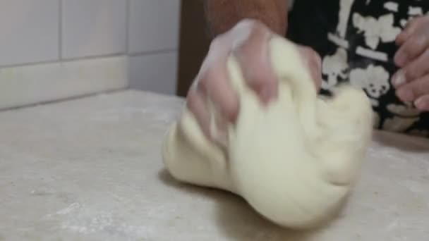 台所で生地をこねる男 — ストック動画