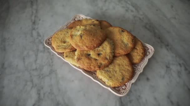 Biscuits Maison Aux Pépites Chocolat Dans Une Assiette — Video