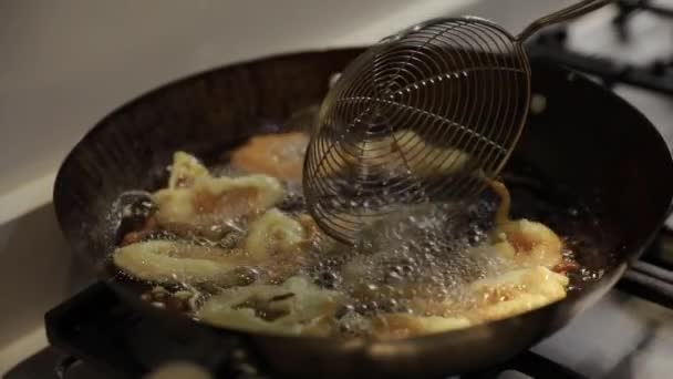 Les Calamars Étant Frits Dans Une Poêle Dans Cuisine — Video