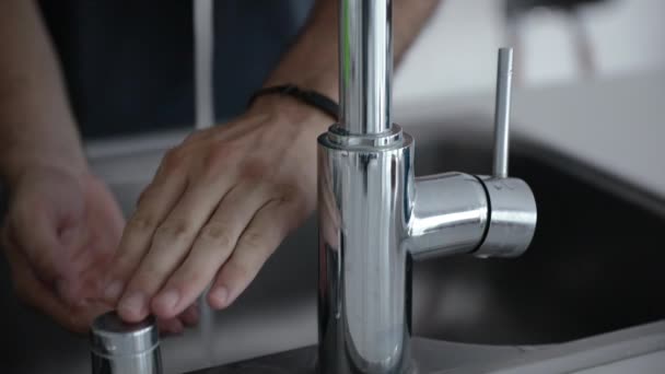 Higiene Vista Perto Homem Abrindo Torneira Lavando Mãos Com Sabão — Vídeo de Stock
