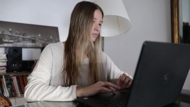 Молода Кавказька Жінка Працює Дому Ноутбуком — стокове відео