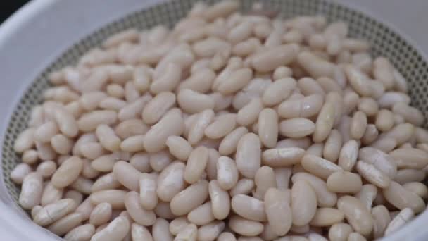 料理する 健康でオーガニック レギュレーション 原材料について キッチンで新鮮でホットな腎臓豆のクローズアップショット — ストック動画