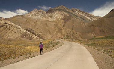 Dağlara doğru yürüyüş yapan genç bir kadının görüntüsü.. 