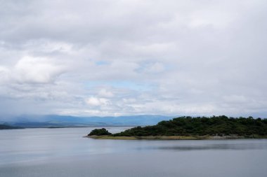 Salta, Arjantin 'deki Baraj Cabra Corral' da güzel bir gün. Arka planda durgun göl manzarası ve yeşil tepeler.