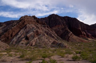 Los Estratos 'taki kayalık dağlar ve çöl manzarası Quebrada de las Conchas, Salta, Arjantin.