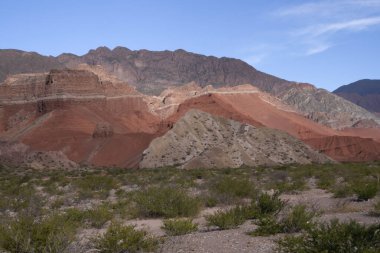 Kızıl kumtaşı dağları ve kurak çöller güneşli bir günde. 