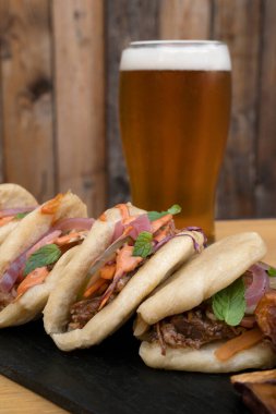 Asya mutfağı. Sebzeli, soslu ve yarım litre biralı domuz çörekleri yakından izleyeceğiz.. 