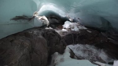 Arjantin, Tierra del Fuego 'daki Vinciguerra buzulunun içinde. Yeraltı buzulu nehirleri. Buzul mağarasındaki saf su akıntısı, buzulların altındaki kayalık dağ boyunca akıyor..