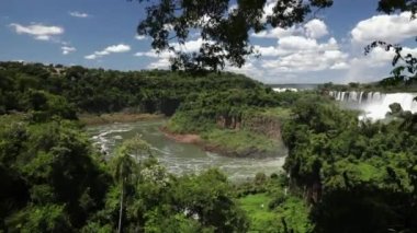 Turizm. Güney Amerika ormanındaki nehir manzarası. Arjantin ve Brezilya sınırındaki Iguazu Ulusal Parkı 'ndaki yeşil ve yemyeşil yağmur ormanları..