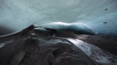 Çevresel koruma. Yazın buzul erimesi. Küresel ısınmanın doğa üzerindeki etkisi. Buzul yeraltı nehirleri ve Buzul Vinciguerra, Tierra del Fuego, Patagonya Arjantin 'deki mağara manzarası.