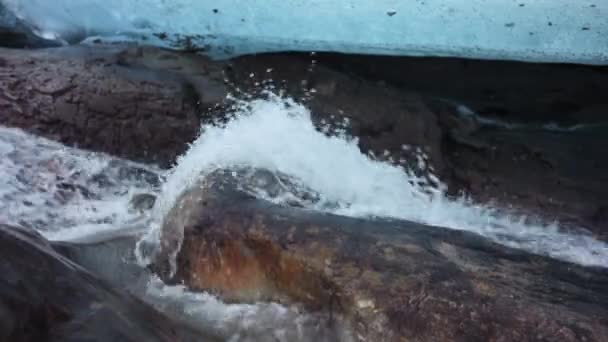 Zpomalený Výstřel Detailní Pohled Tající Ledovec Tekoucí Pod Ledovcovým Polem — Stock video