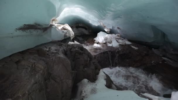 アルゼンチンのタラ フエゴにある氷河ヴィンチガエラの内部 地下氷河の河川 氷河洞窟の純粋な水流は 氷河の氷原の下の岩山に沿って流れています — ストック動画