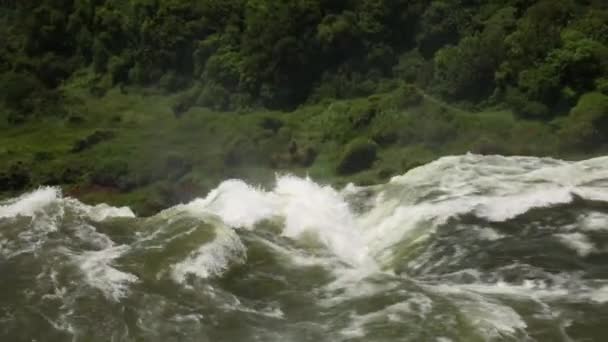 Zpomalený Záběr Bílé Vody Tekoucí Podél Řeky Parana Iguazu Vodopády — Stock video