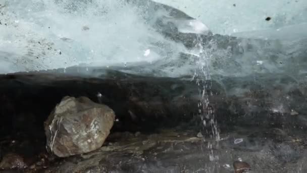 環境保全について 氷河のメルトダウン 氷河の洞窟の氷壁の閉鎖的な眺めは洞窟の内部に滴下する水に溶けます — ストック動画