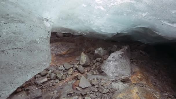 环境保护 夏天冰川融化了 在冰川洞里清除融化成水的冰墙和洞内的岩石地面 — 图库视频影像