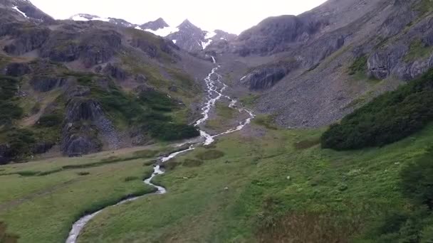 Alpint Landskap Glaciärhärdsmälta Flygfoto Över Bäck Som Rinner Nerför Berget — Stockvideo